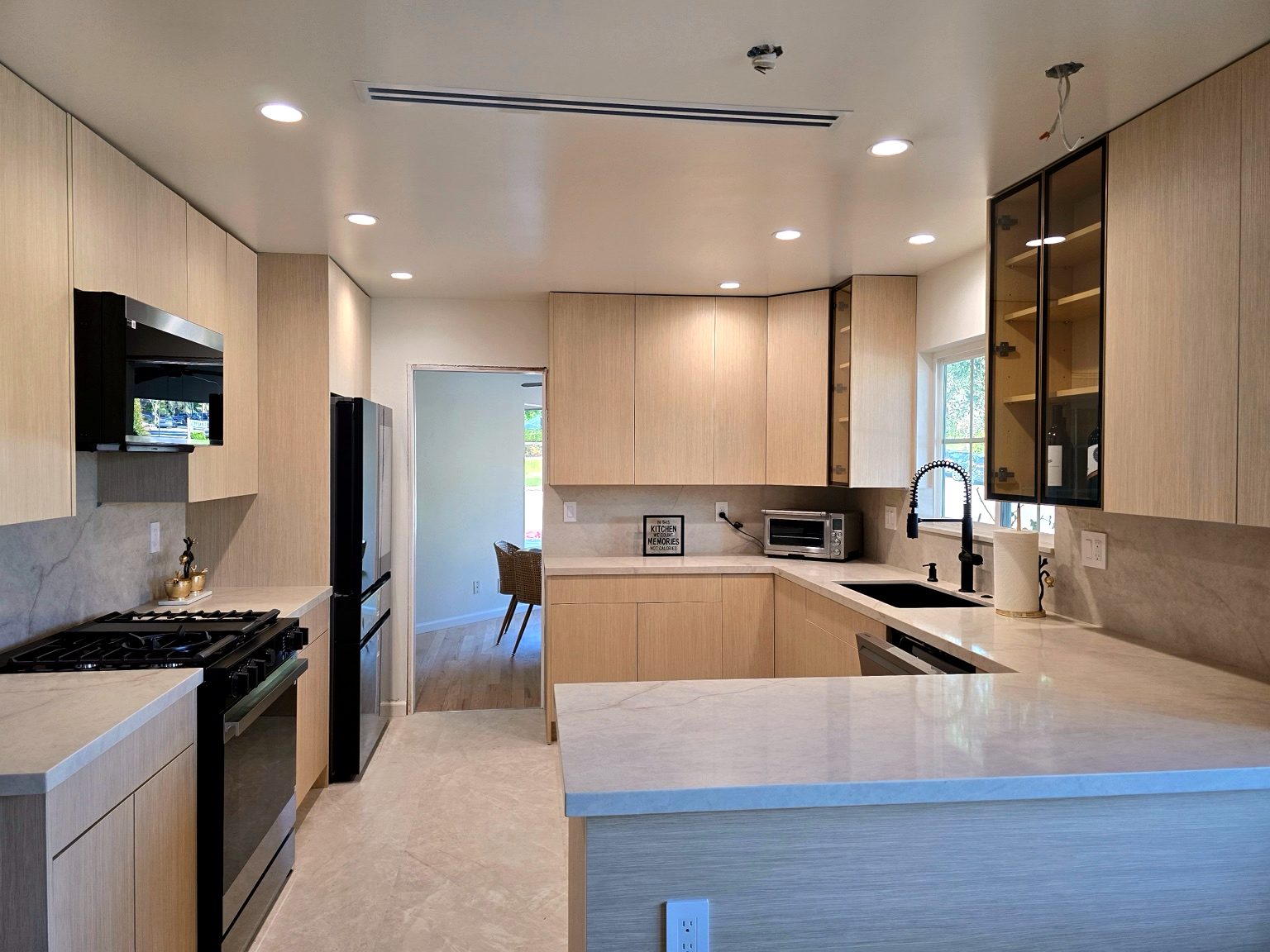 Modern European frameless kitchen cabinets in Los Angeles